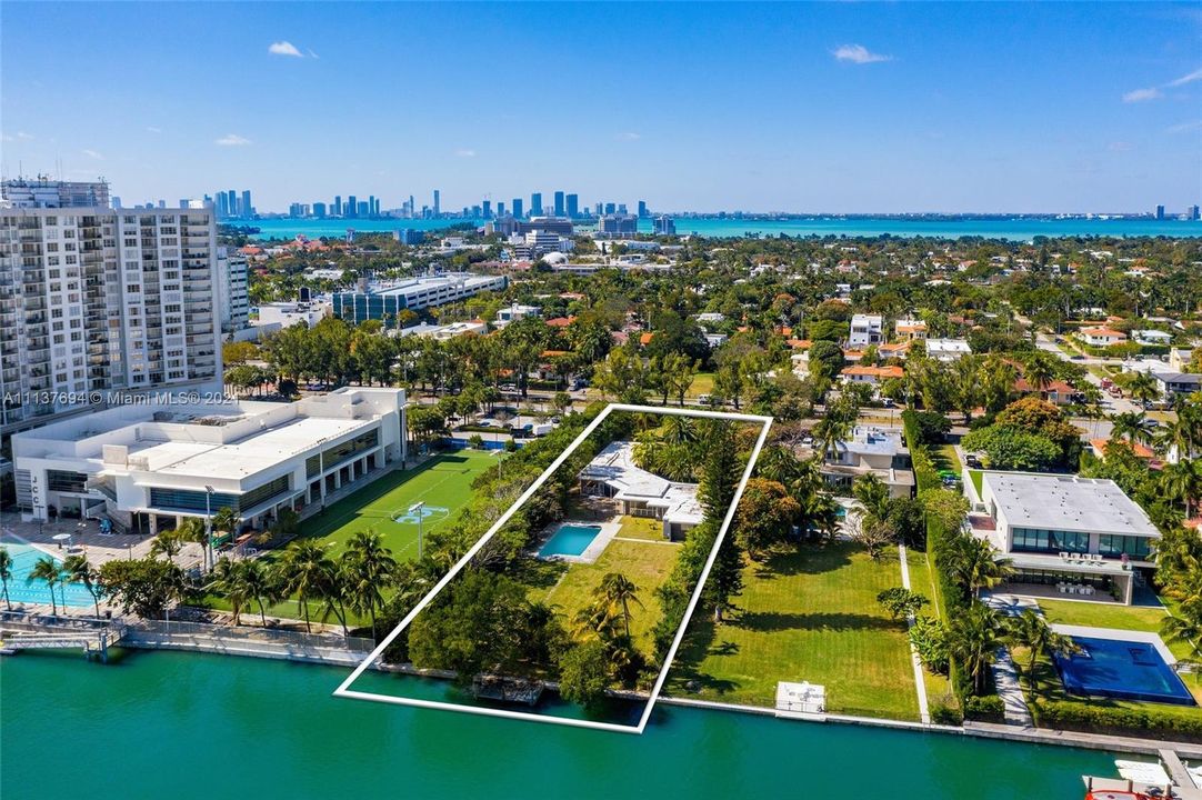 Recently Sold: $12,495,000 (3 beds, 3 baths, 3375 Square Feet)