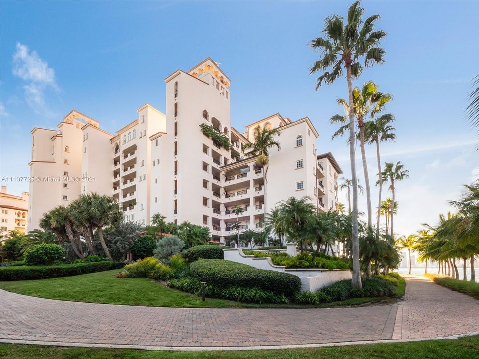 Recently Sold: $3,295,000 (3 beds, 3 baths, 2740 Square Feet)