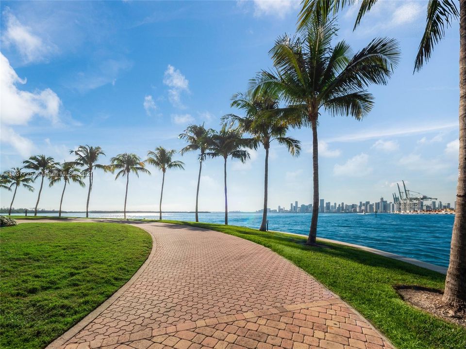 Recently Sold: $3,295,000 (3 beds, 3 baths, 2740 Square Feet)