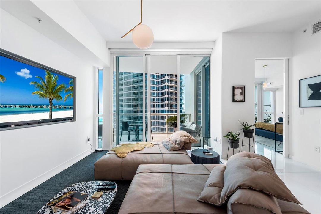 Recently Sold: $3,625,000 (2 beds, 2 baths, 1443 Square Feet)