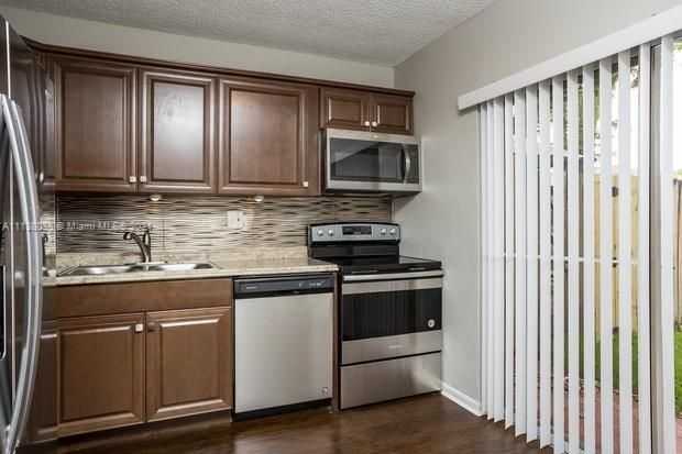 Recently Rented: $1,790 (2 beds, 1 baths, 914 Square Feet)