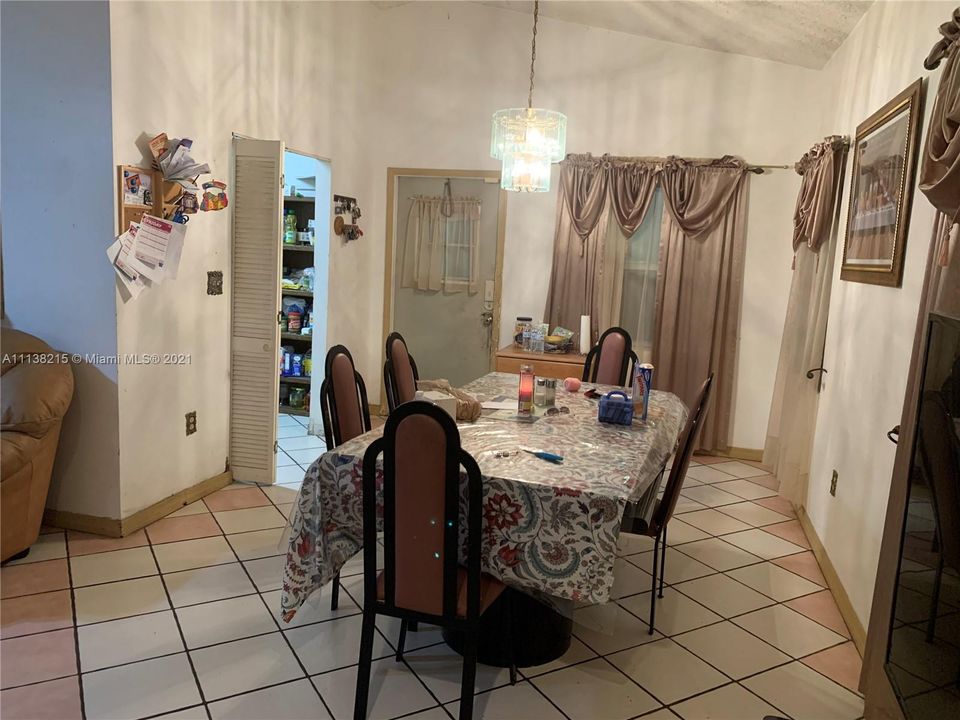 Vendido Recientemente: $304,000 (3 camas, 2 baños, 1176 Pies cuadrados)