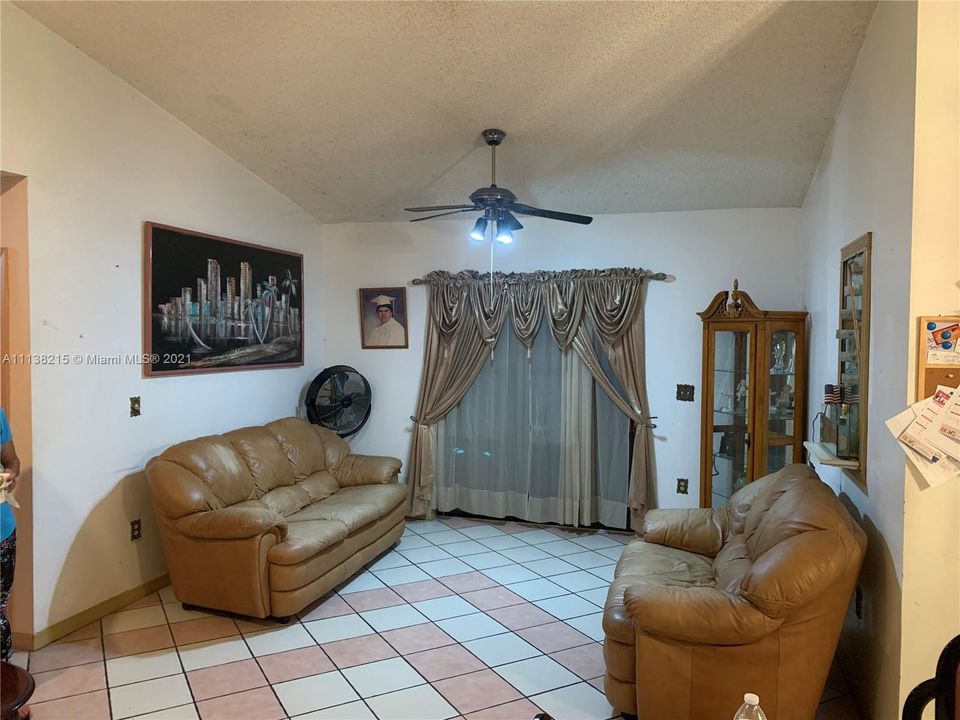 Vendido Recientemente: $304,000 (3 camas, 2 baños, 1176 Pies cuadrados)