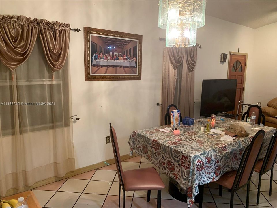 Vendido Recientemente: $304,000 (3 camas, 2 baños, 1176 Pies cuadrados)
