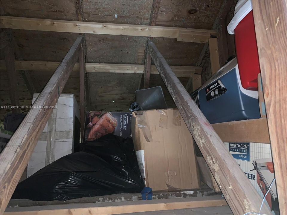 Vendido Recientemente: $304,000 (3 camas, 2 baños, 1176 Pies cuadrados)