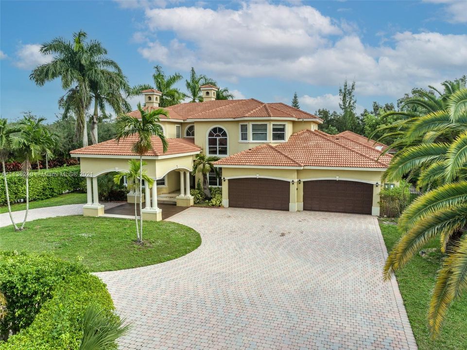 Recently Sold: $1,429,900 (6 beds, 5 baths, 6059 Square Feet)