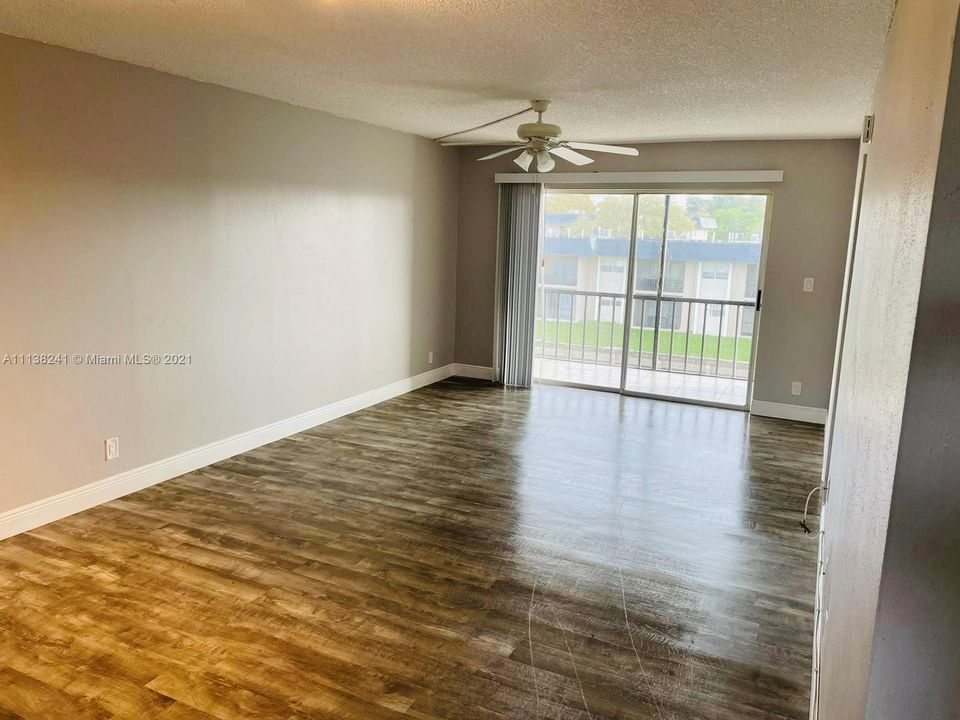 最近租的: $1,600 (2 贝兹, 2 浴室, 949 平方英尺)