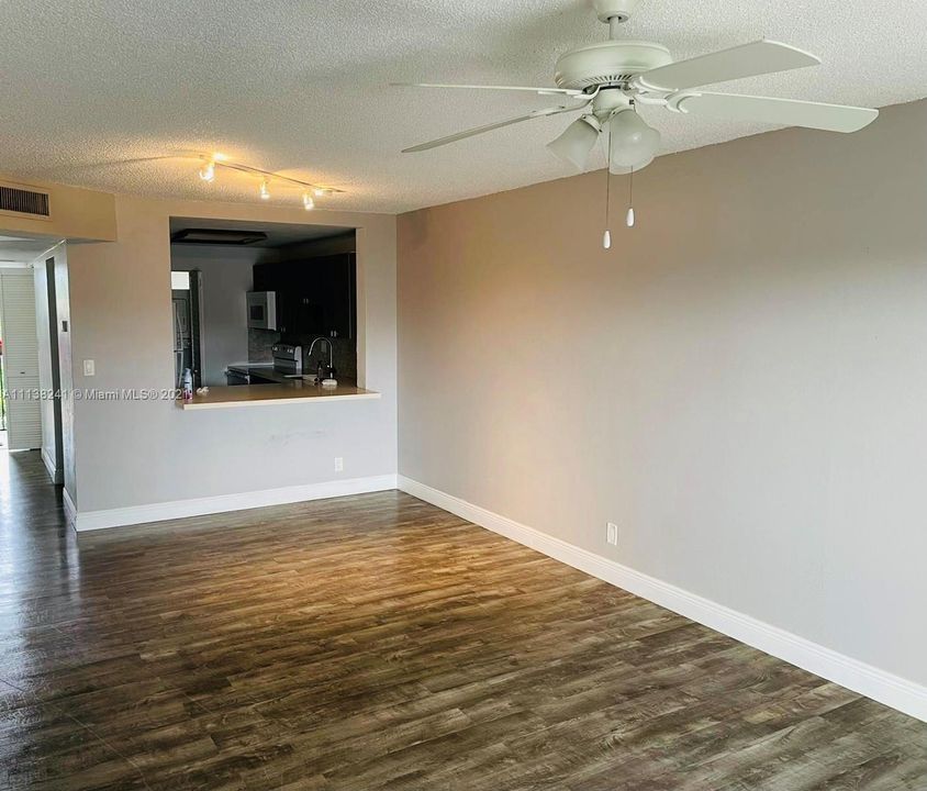 最近租的: $1,600 (2 贝兹, 2 浴室, 949 平方英尺)