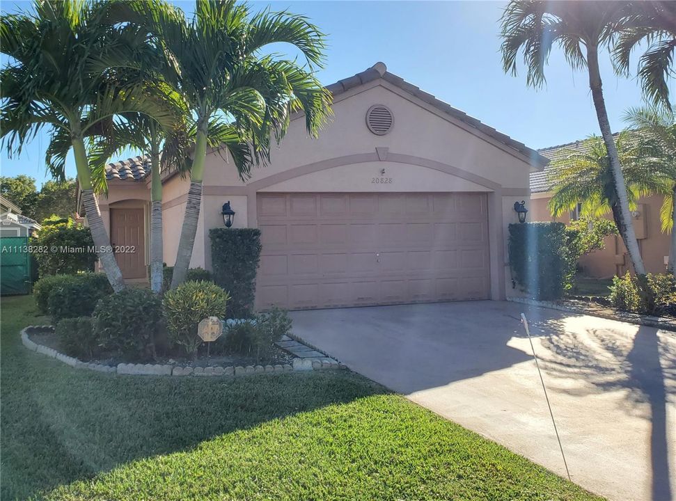 Recently Sold: $475,000 (3 beds, 2 baths, 1387 Square Feet)