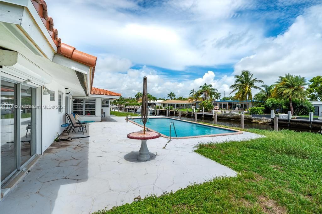 Recently Sold: $1,799,000 (2 beds, 3 baths, 2065 Square Feet)