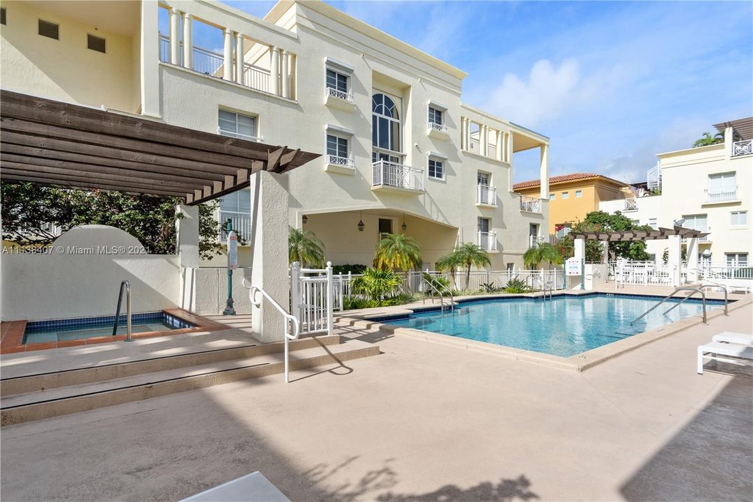 Recently Sold: $780,000 (2 beds, 2 baths, 940 Square Feet)