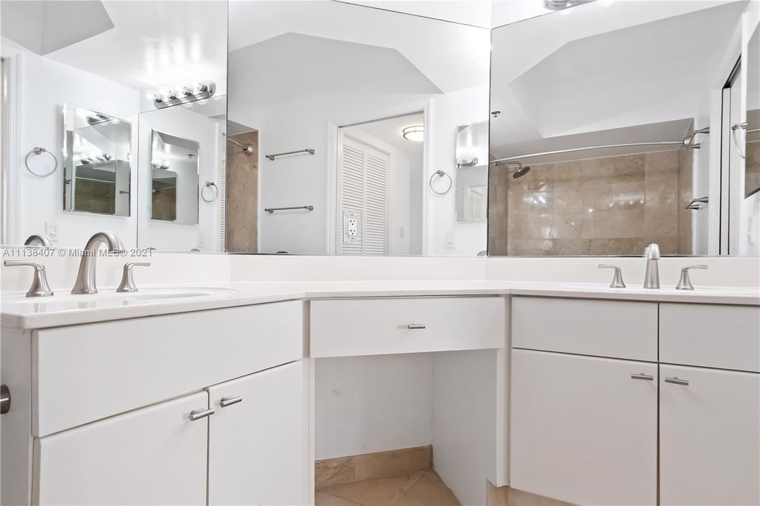 Recently Sold: $780,000 (2 beds, 2 baths, 940 Square Feet)