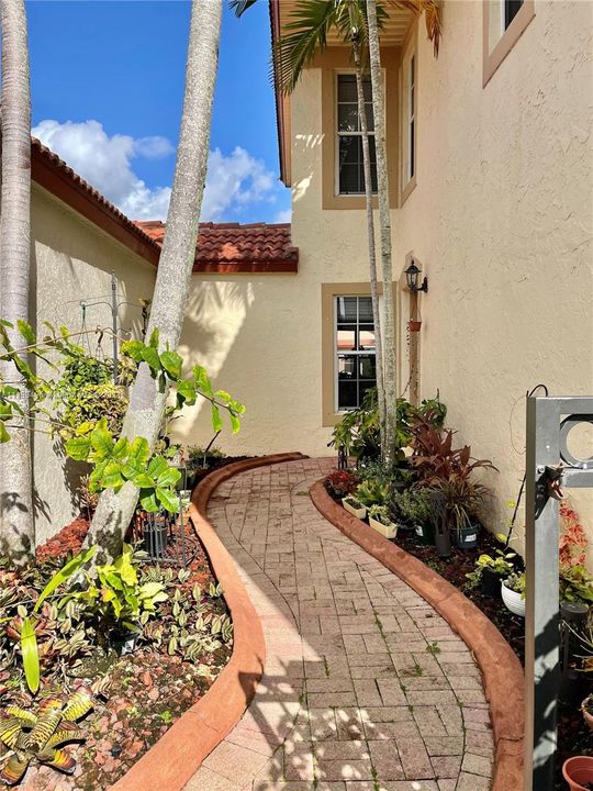 Recently Sold: $325,000 (3 beds, 2 baths, 1509 Square Feet)