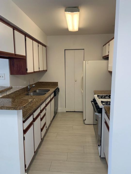 Recently Rented: $1,400 (1 beds, 1 baths, 808 Square Feet)