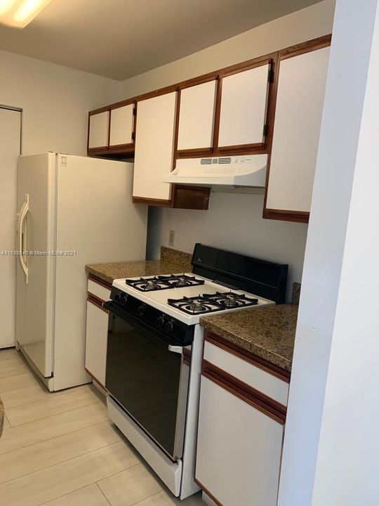 Recently Rented: $1,400 (1 beds, 1 baths, 808 Square Feet)