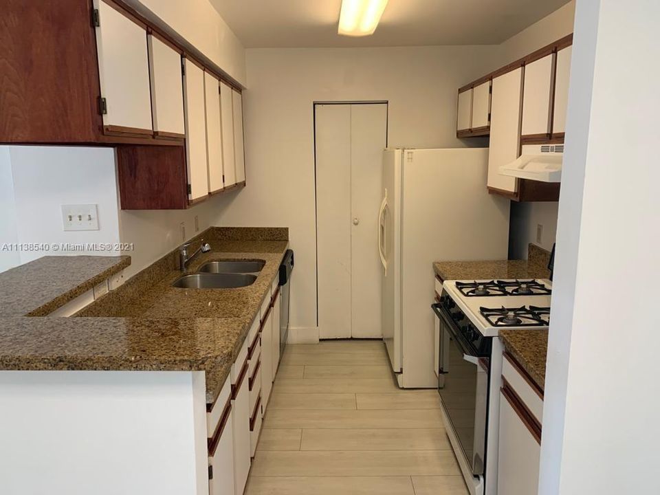 Recently Rented: $1,400 (1 beds, 1 baths, 808 Square Feet)