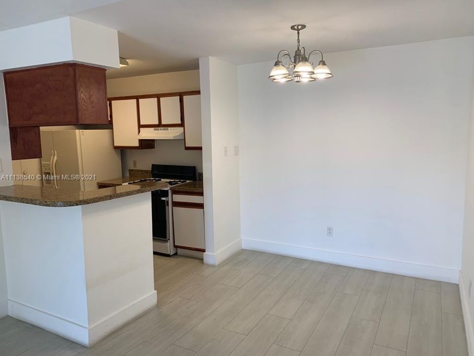 Recently Rented: $1,400 (1 beds, 1 baths, 808 Square Feet)
