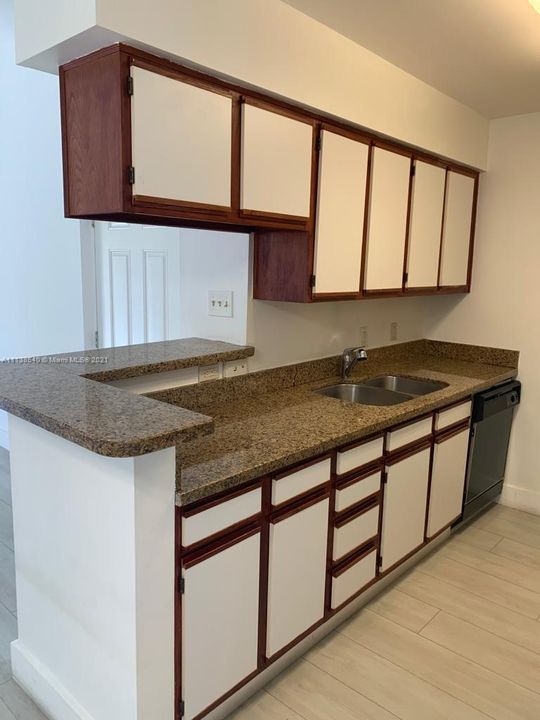 Recently Rented: $1,400 (1 beds, 1 baths, 808 Square Feet)