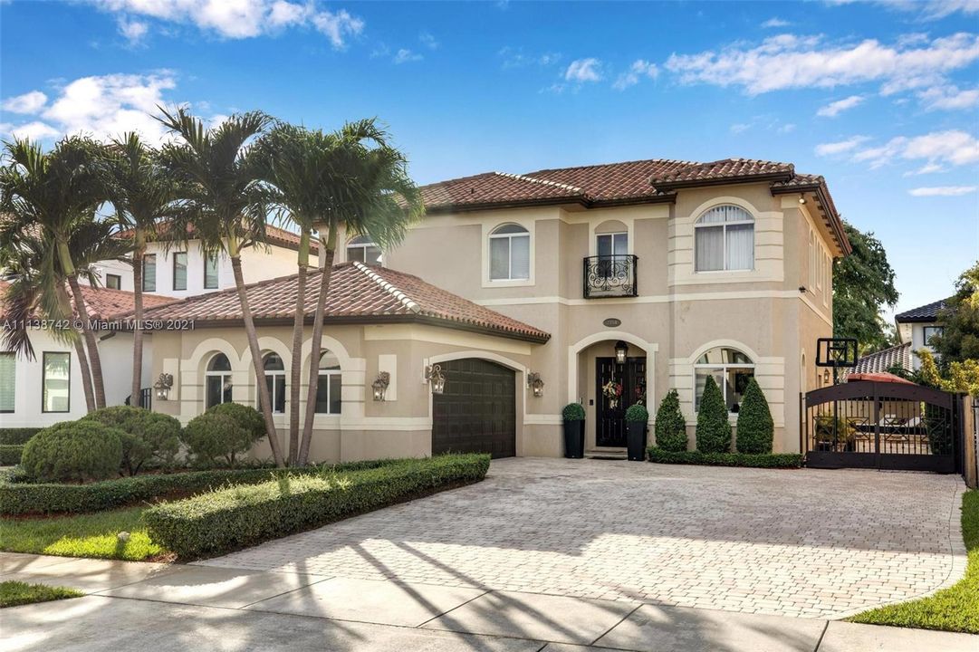 Recently Sold: $965,000 (4 beds, 4 baths, 3841 Square Feet)