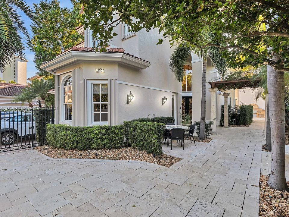 Recently Sold: $2,799,000 (5 beds, 4 baths, 4154 Square Feet)