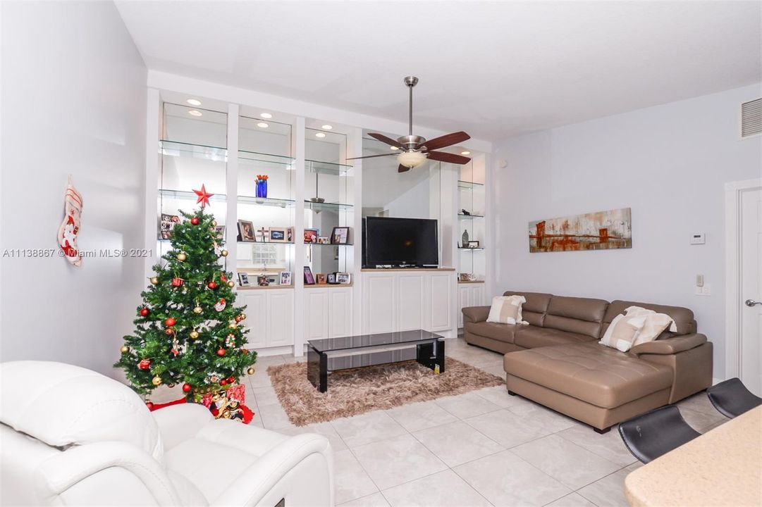 Recently Sold: $315,000 (2 beds, 2 baths, 1526 Square Feet)