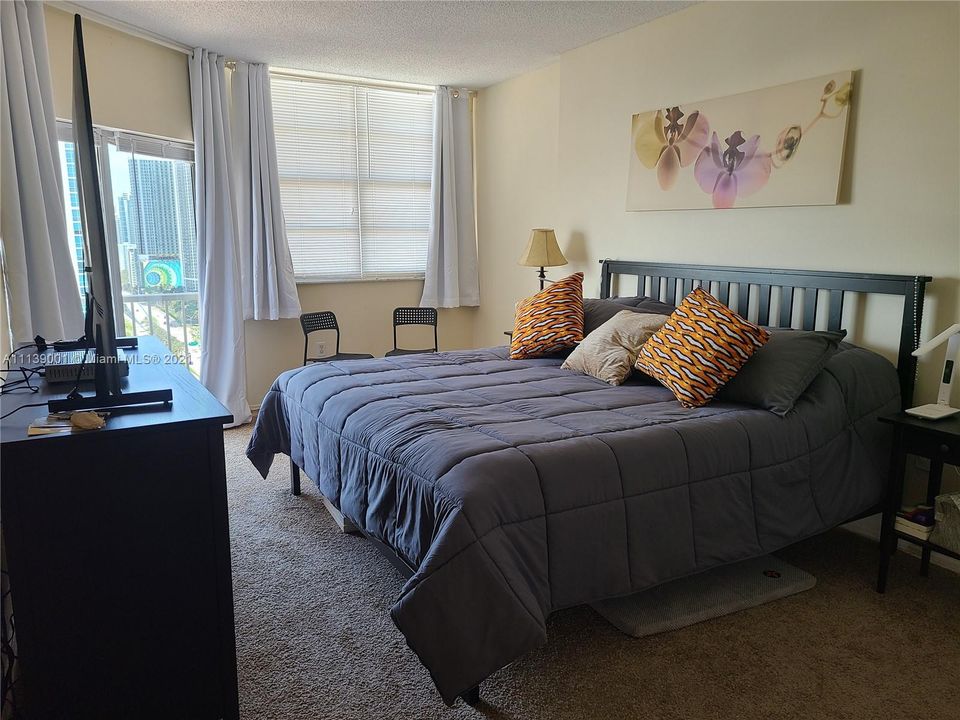 Recently Rented: $2,800 (1 beds, 1 baths, 870 Square Feet)