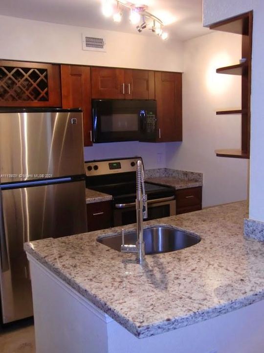 Recently Rented: $1,695 (1 beds, 1 baths, 786 Square Feet)