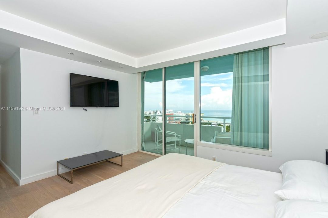 Recently Sold: $1,400,000 (2 beds, 2 baths, 1042 Square Feet)