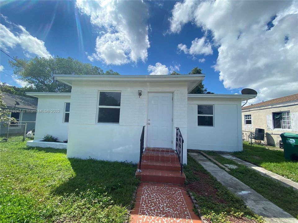 Recently Sold: $355,000 (3 beds, 2 baths, 972 Square Feet)