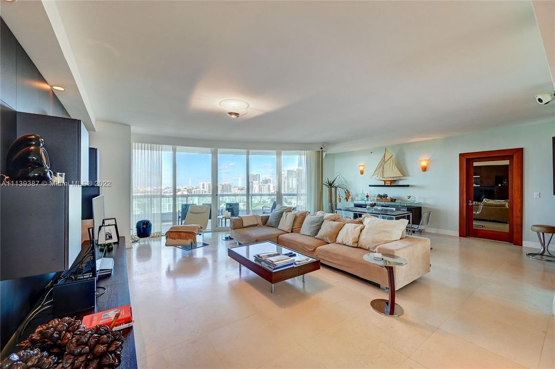 Recently Sold: $3,450,000 (3 beds, 4 baths, 3170 Square Feet)