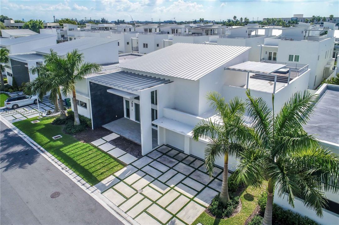 Recently Sold: $1,900,000 (5 beds, 6 baths, 3638 Square Feet)