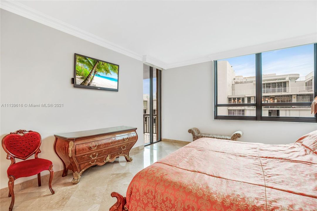 Recently Sold: $1,599,999 (2 beds, 2 baths, 2018 Square Feet)
