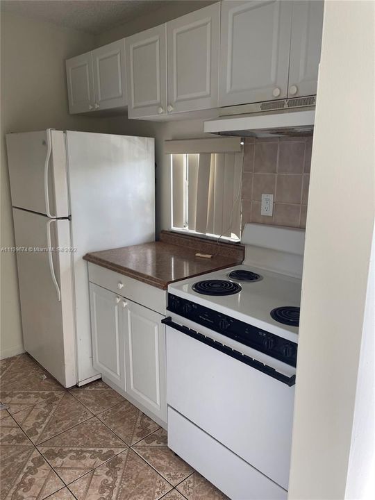 Recently Rented: $1,700 (2 beds, 1 baths, 832 Square Feet)
