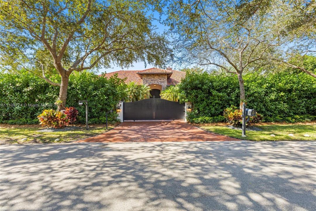 Recently Sold: $3,300,000 (5 beds, 5 baths, 4228 Square Feet)