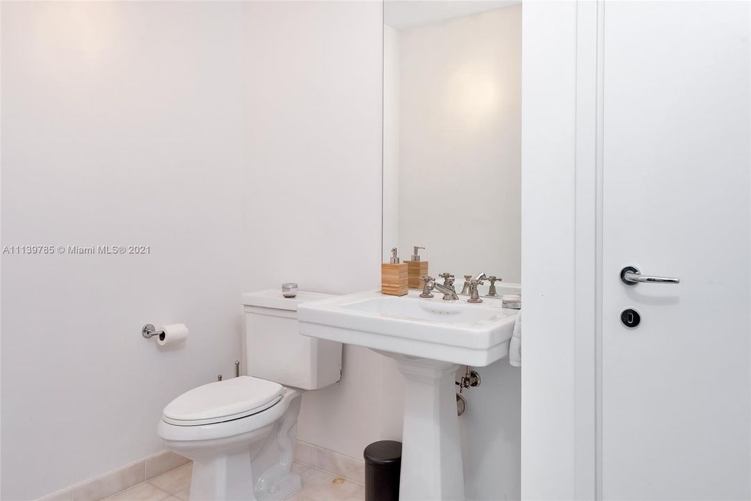 Recently Sold: $2,875,000 (2 beds, 2 baths, 1443 Square Feet)