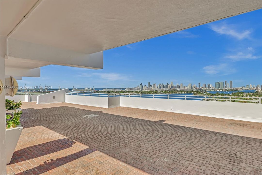 Recently Sold: $1,450,000 (2 beds, 2 baths, 1733 Square Feet)