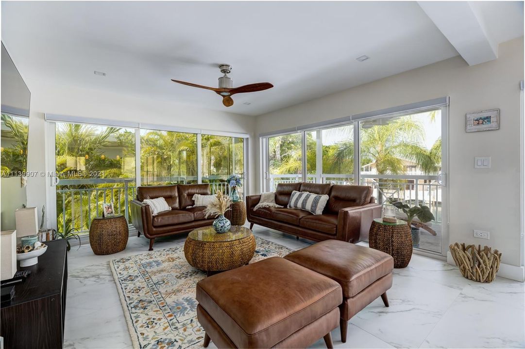 Recently Sold: $2,499,000 (4 beds, 3 baths, 2960 Square Feet)