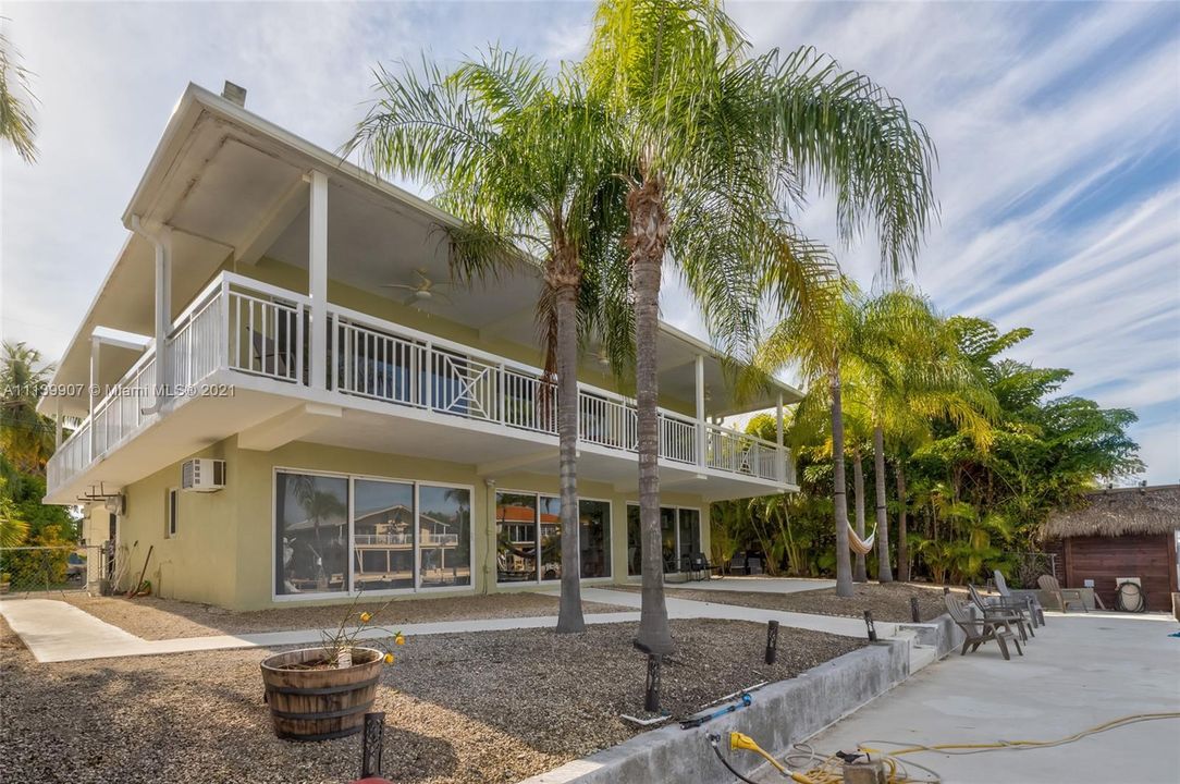 Recently Sold: $2,499,000 (4 beds, 3 baths, 2960 Square Feet)