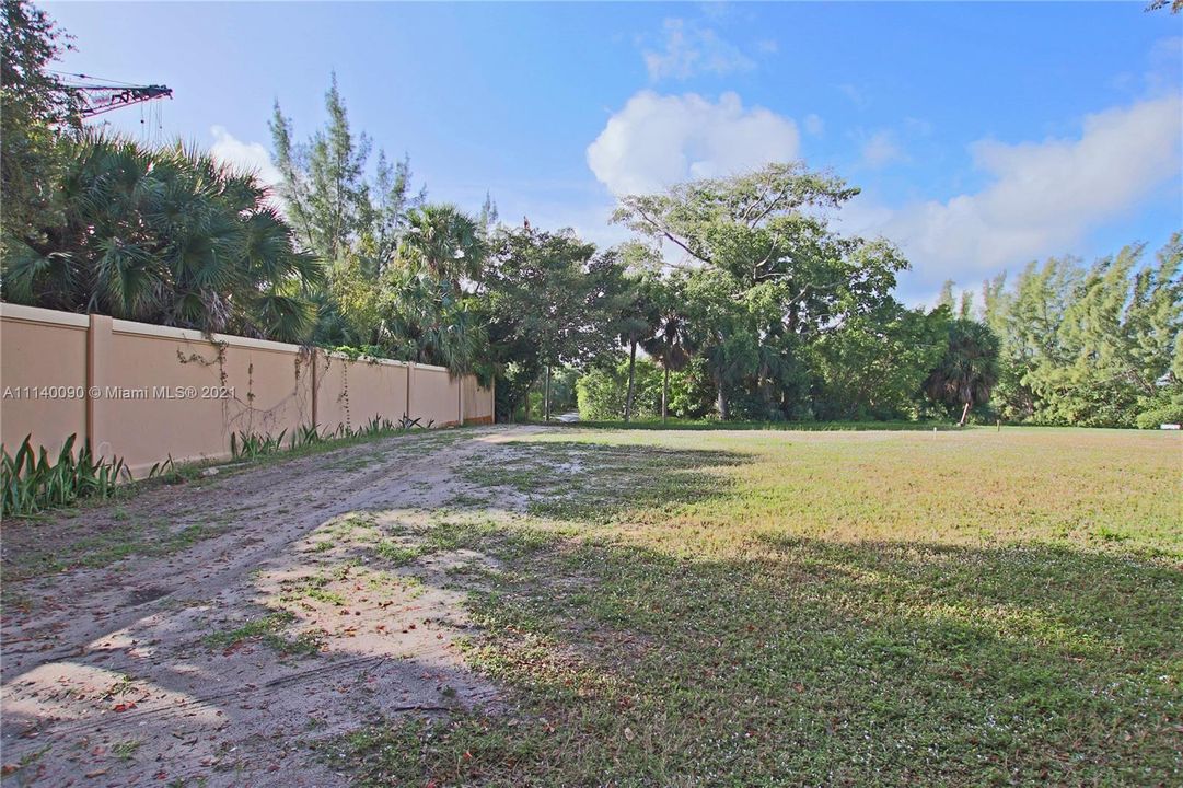 Vendido Recientemente: $1,695,000 (1.03 acres)