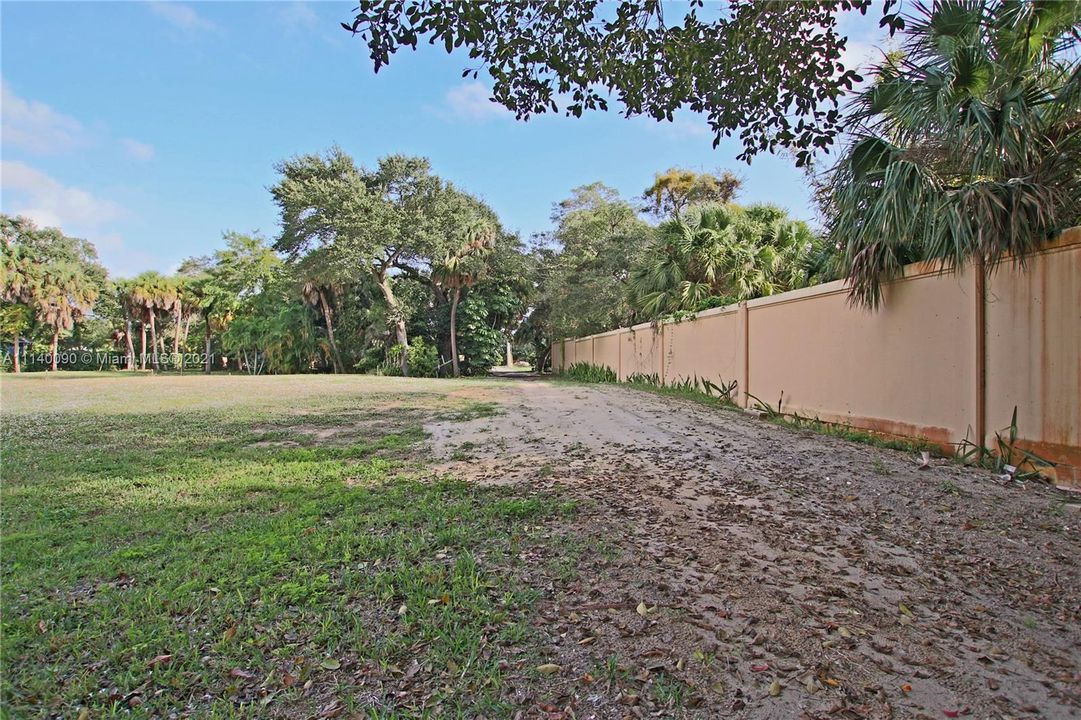 Vendido Recientemente: $1,695,000 (1.03 acres)