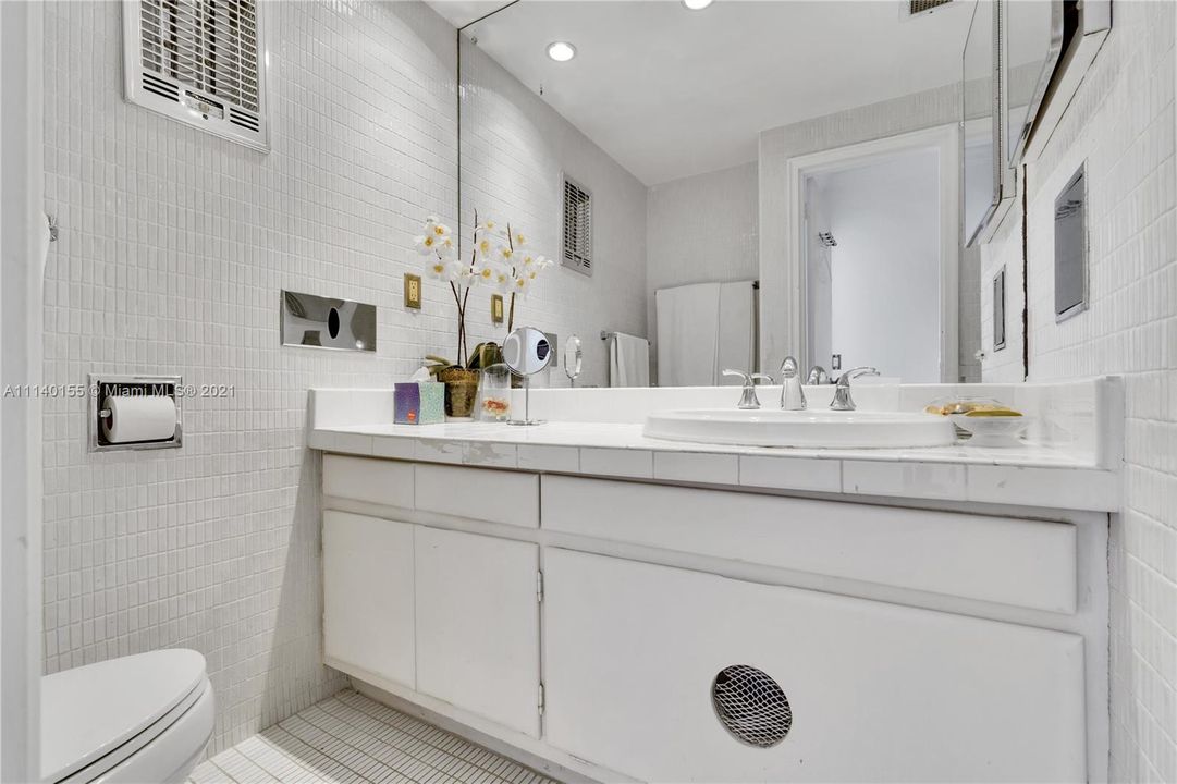 Recently Sold: $2,100,000 (2 beds, 2 baths, 1937 Square Feet)