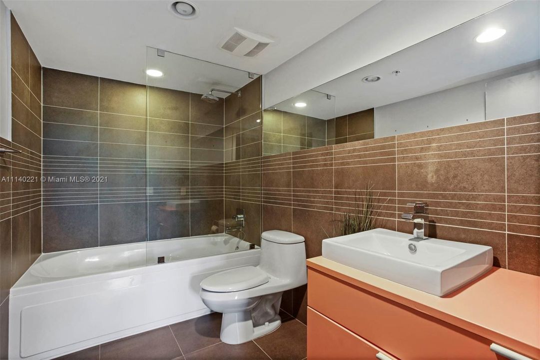 最近售出: $899,000 (2 贝兹, 2 浴室, 1288 平方英尺)