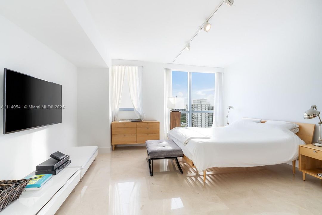 Recently Sold: $2,600,000 (2 beds, 2 baths, 1162 Square Feet)