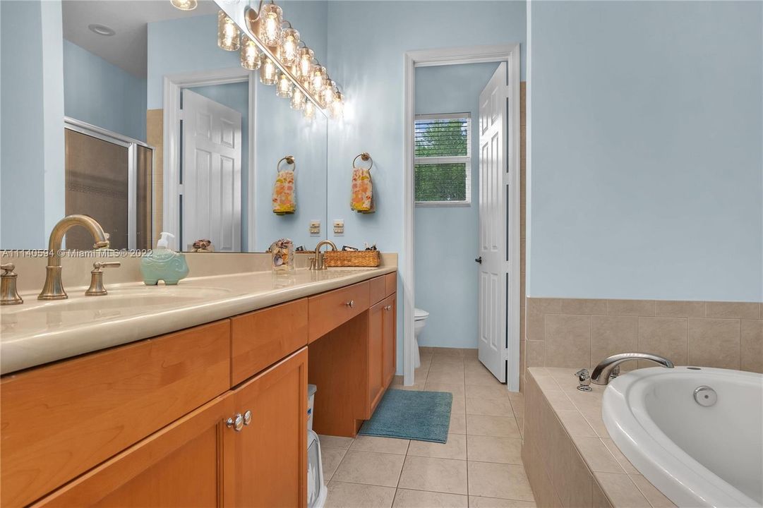 Master Bathroom - Roman Tub, Dual Sink