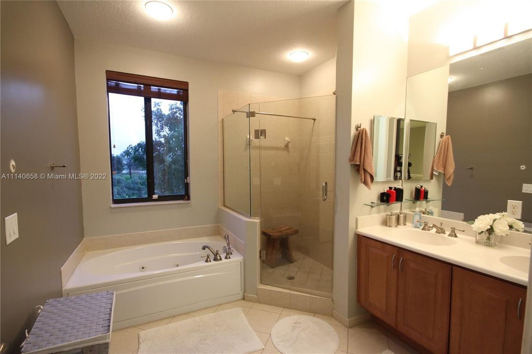 Recently Sold: $380,000 (3 beds, 2 baths, 1784 Square Feet)