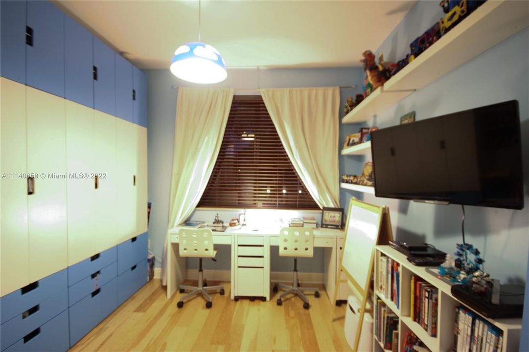 Recently Sold: $380,000 (3 beds, 2 baths, 1784 Square Feet)