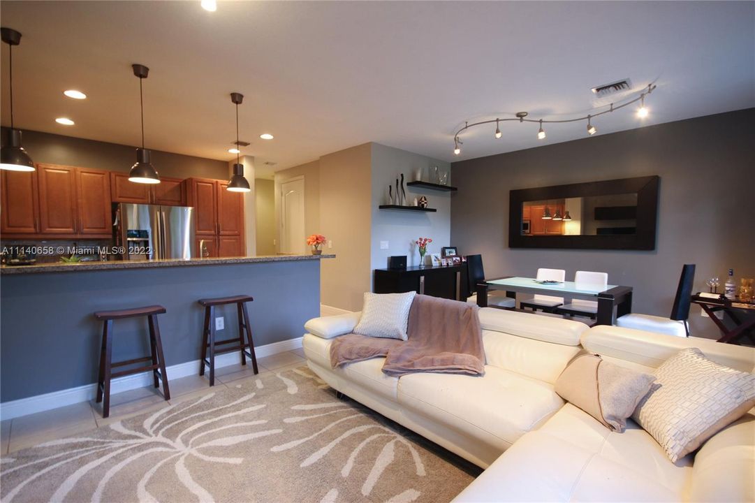 Recently Sold: $380,000 (3 beds, 2 baths, 1784 Square Feet)