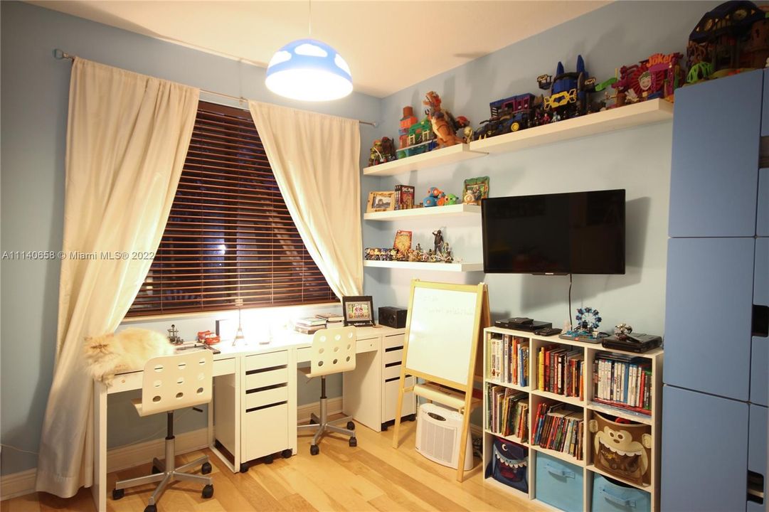 Recently Sold: $380,000 (3 beds, 2 baths, 1784 Square Feet)