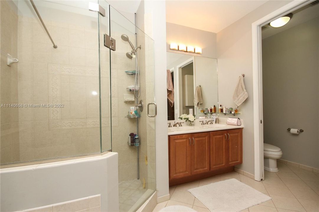 Recently Sold: $380,000 (3 beds, 2 baths, 1784 Square Feet)