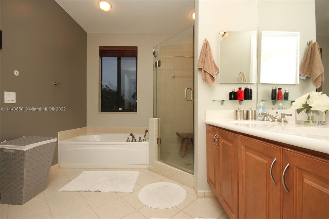 Recently Sold: $380,000 (3 beds, 2 baths, 1784 Square Feet)